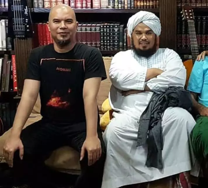 Ustaz Derry Sulaiman minta Ahmad Dhani berhenti © berbagai sumber Ustaz Derry Sulaiman minta Ahmad Dhani berhenti © berbagai sumber