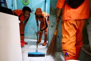Sulitnya cari kerja zaman sekarang, 2 wanita S1 akuntansi ini lamar jadi petugas kebersihan di Jakarta