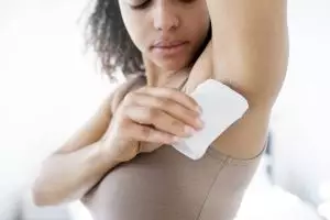 Cara eksfoliasi ketiak gelap dan bau tanpa bikin iritasi, cukup siapkan 2 bahan dapur ini