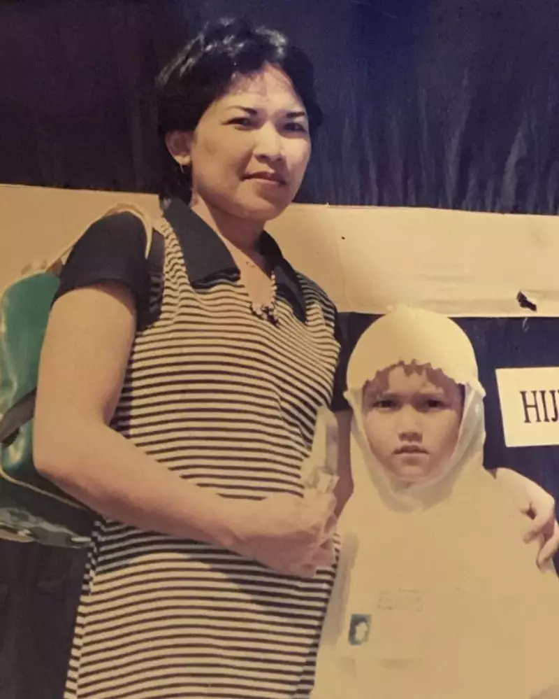 Potret lawas penyanyi bersama ibu © berbagai sumber Potret lawas penyanyi bersama ibu © berbagai sumber