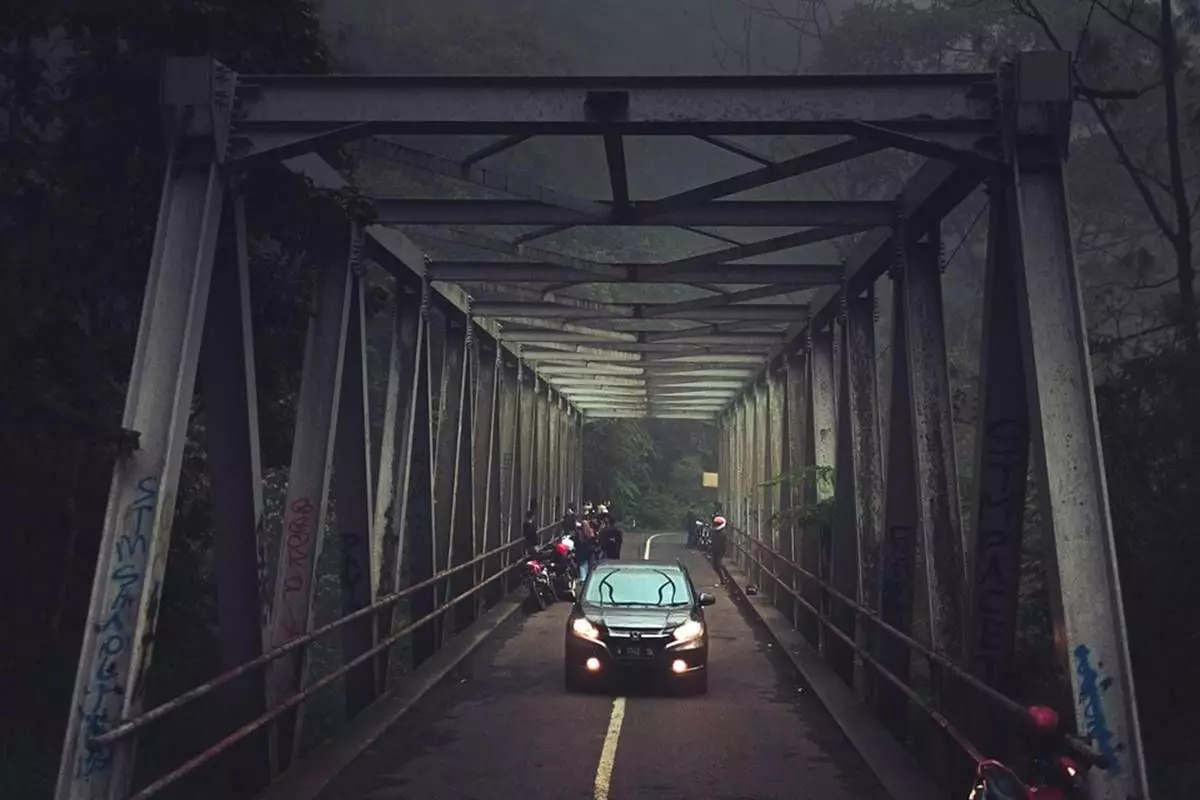 Viral jembatan perlintasan kereta seharga Rp37 M bikin 7 teknisi kena sanksi, ternyata karena ini