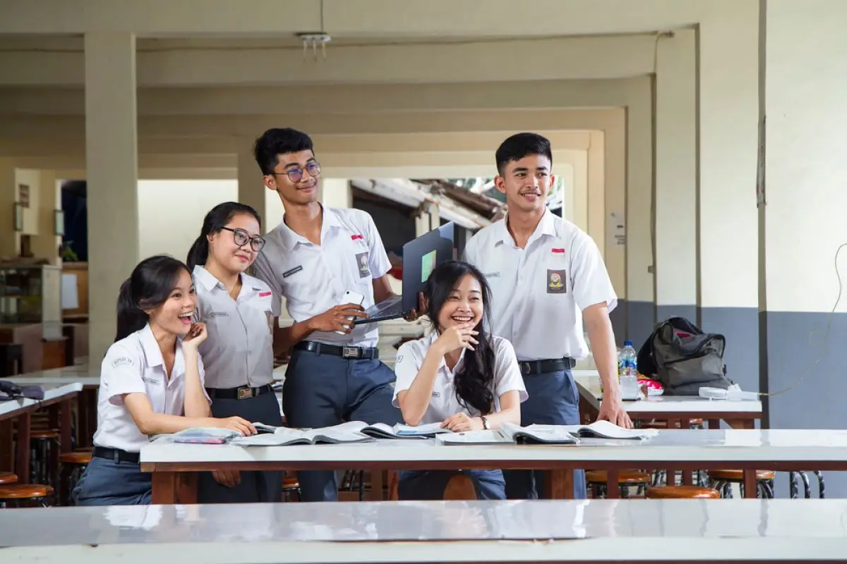 15 Prompt ChatGPT untuk bantu pelajar SMA pelajari konsep mata pelajaran fisika yang susah sekali