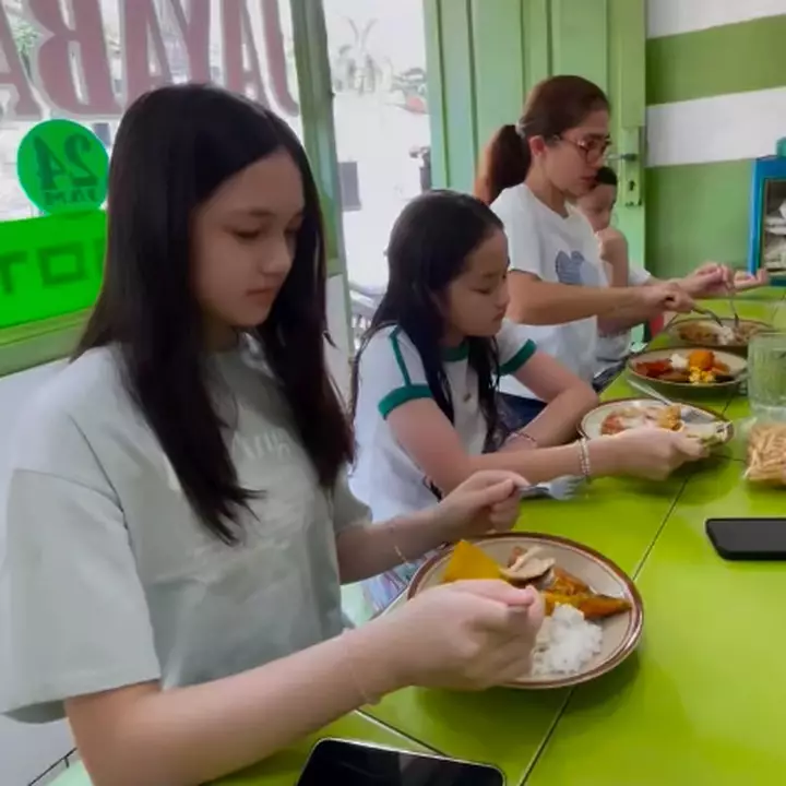 Gaya Ussy Sulistiawaty saat SMP manglingi, begini potret lawas 9 seleb sebelum jadi penyanyi © 2025 brilio.net Gaya Ussy Sulistiawaty saat SMP manglingi, begini potret lawas 9 seleb sebelum jadi penyanyi © 2025 brilio.net