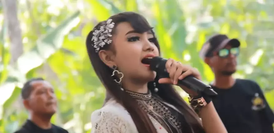 biduan koplo di orkes keliling © berbagai sumber biduan koplo di orkes keliling © berbagai sumber