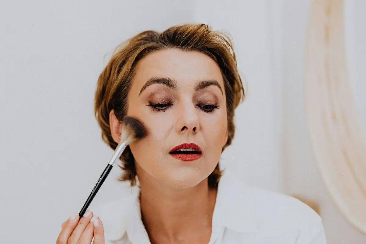 Sering diabaikan, 5 kesalahan makeup ini bisa bikin kulit keriput dan makin kendur