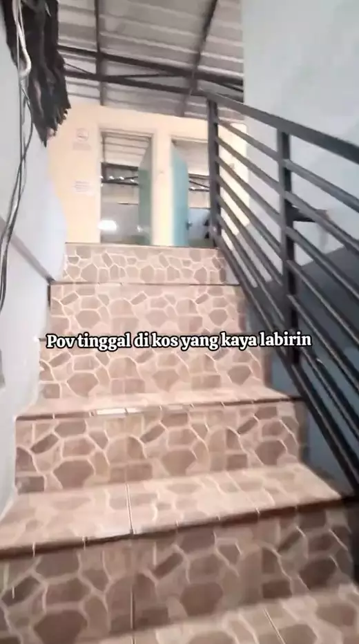penampakan kos punya banyak tangga © TikTok