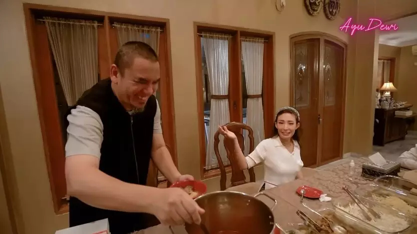 dapur rumah masa kecil Regi Datau © YouTube dapur rumah masa kecil Regi Datau © YouTube