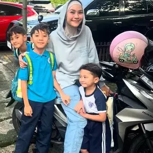 Sibuknya Zaskia Adya Mecca urus 5 anak berangkat sekolah hari pertama, antar anak kayak konvoi motor