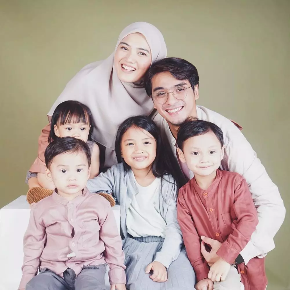 Herfiza Novianti istri Ricky Harun © 2024 brilio.net Herfiza Novianti istri Ricky Harun © 2024 brilio.net