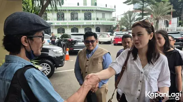 Kimberly Ryder dan Edward Akbar saling sapa © 2025 brilio.net