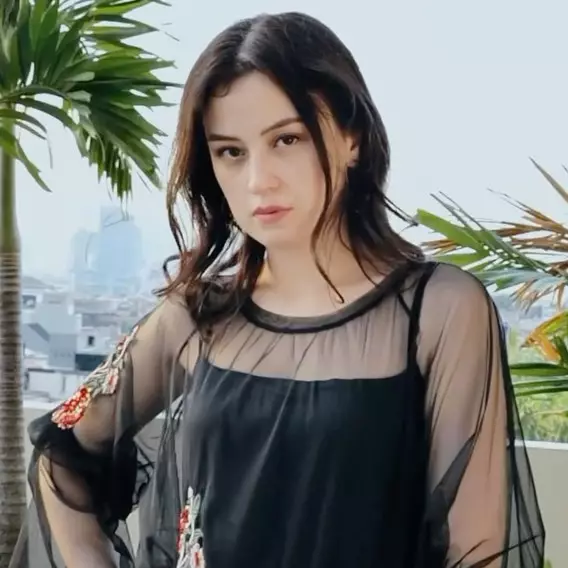 7 Potret momen akrab Kimberly Ryder dan Edward Akbar saling sapa usai cerai, obrolannya tuai sorotan