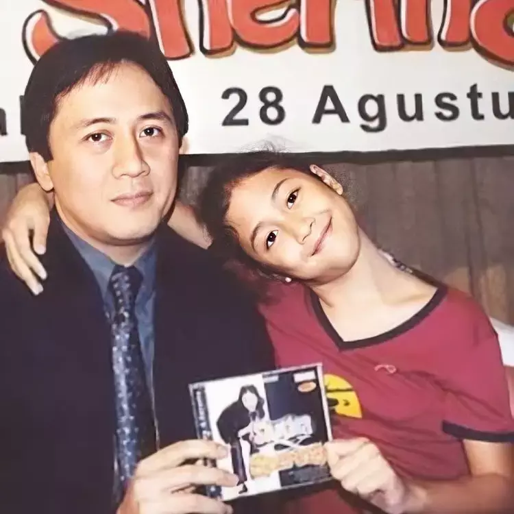 Foto lawas ayah Sherina Munaf mirip Jackie Chan © 2025 Instagram Foto lawas ayah Sherina Munaf mirip Jackie Chan © 2025 Instagram