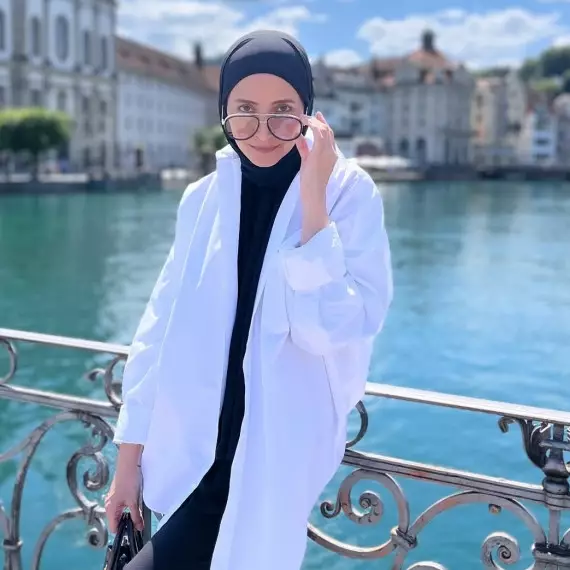 7 Potret Inneke Koesherawati dan suami liburan di Eropa, tampil mesra usai lama tak tersorot