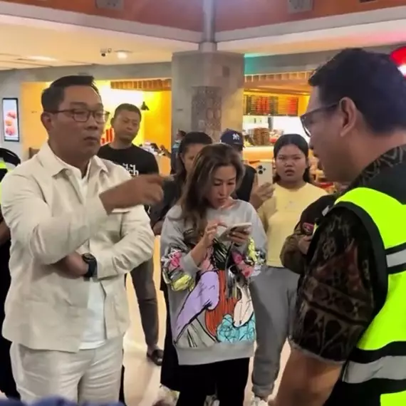 Terimbas penerbangan pesawat delay, Ridwan Kamil ikut debat dengan petugas bandara