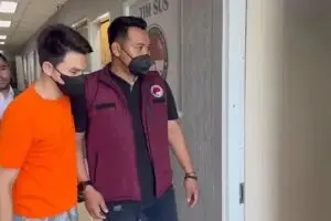 Kondisi lemas Jonathan Frizzy saat diserahkan ke Kejari, dokter cek luka bekas operasi ambeien