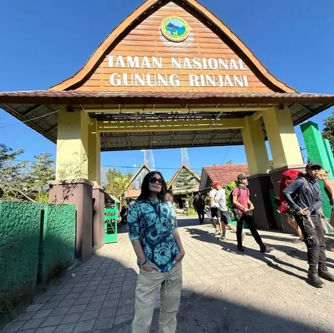 Atiek CB ke puncak gunung Rinjani © Instagram