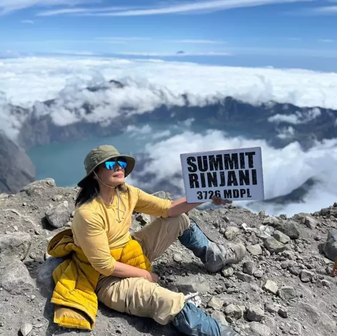 Atiek CB ke puncak gunung Rinjani © Instagram