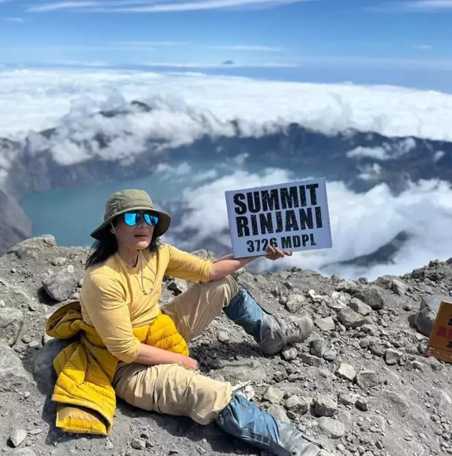 Atiek CB ke puncak gunung Rinjani © Instagram