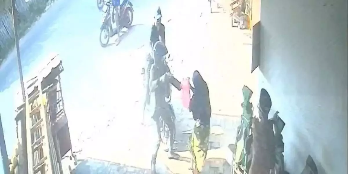 Viral aksi heroik emak-emak di Lampung lawan pencuri berpistol, kepala terluka demi pertahankan motor