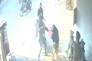 Viral aksi heroik emak-emak di Lampung lawan pencuri berpistol, kepala terluka demi pertahankan motor