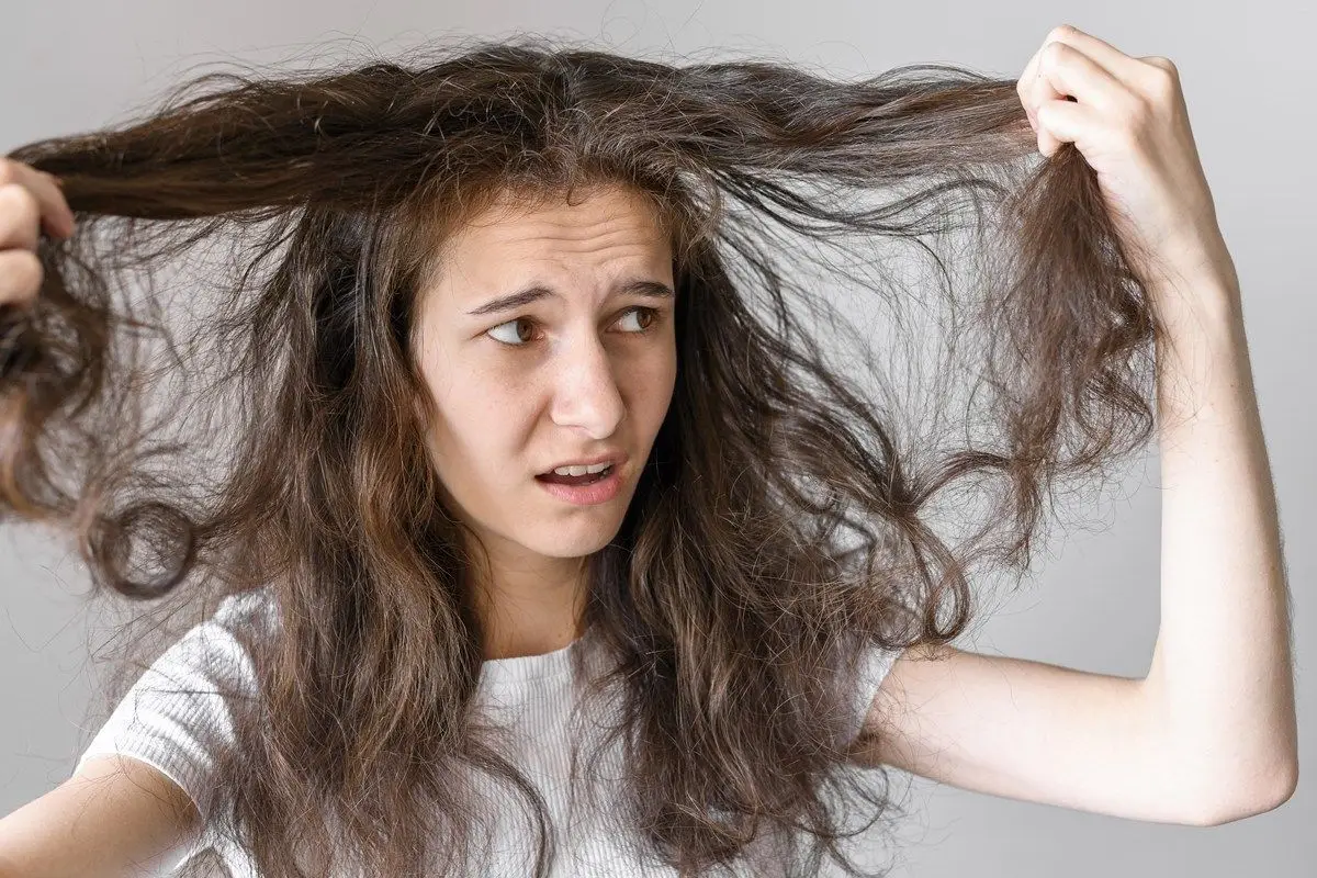Trik mengatasi rambut kering dan rontok tanpa perawatan khusus, cuma andalkan 1 bahan minuman ini