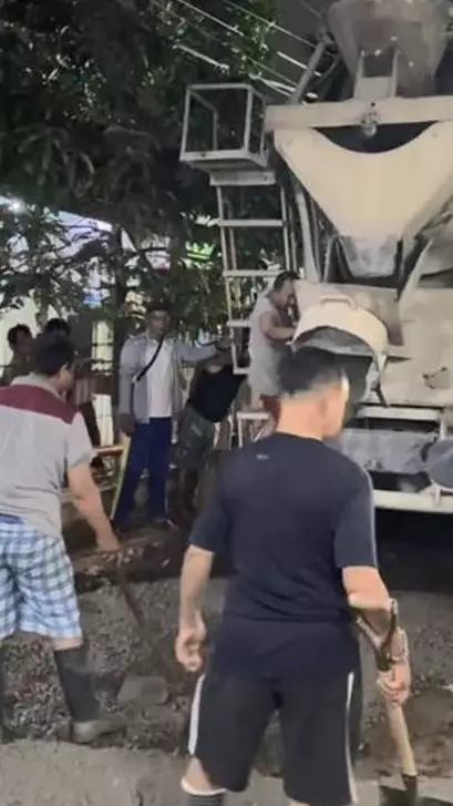 Kenalan sama Sahdan Arya, Ketua RT berusia 20 tahun yang lakukan aksi keren, cor jalan lewat swadaya © 2025 brilio.net