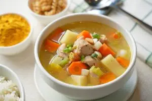 Bukan mitos nenek, studi jelaskan kenapa sup jadi andalan saat flu dan ini resep ampuhnya