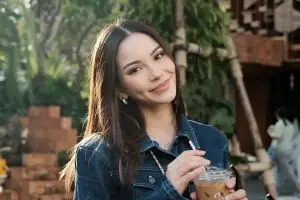 Tak melulu pakai produk mahal, ini 7 tutorial daily makeup Alyssa Daguise, concealer under Rp100 ribu
