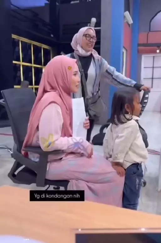 Ayu Ting Ting jumpa emak-emak kembarannya © TikTok