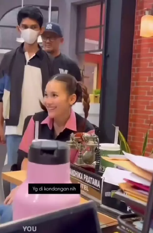 Ayu Ting Ting jumpa emak-emak kembarannya © TikTok