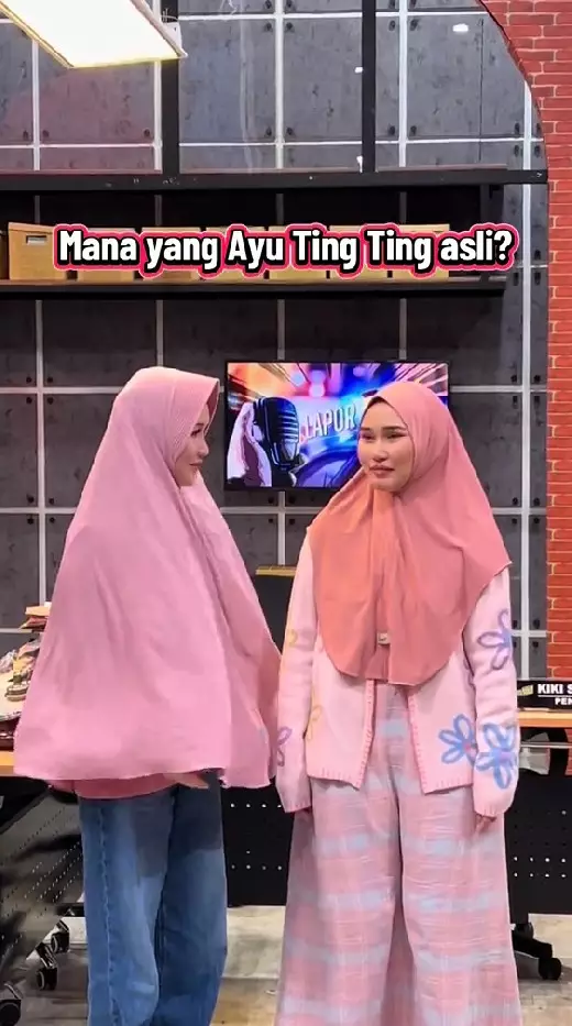 Ayu Ting Ting jumpa emak-emak kembarannya © TikTok Ayu Ting Ting jumpa emak-emak kembarannya © TikTok