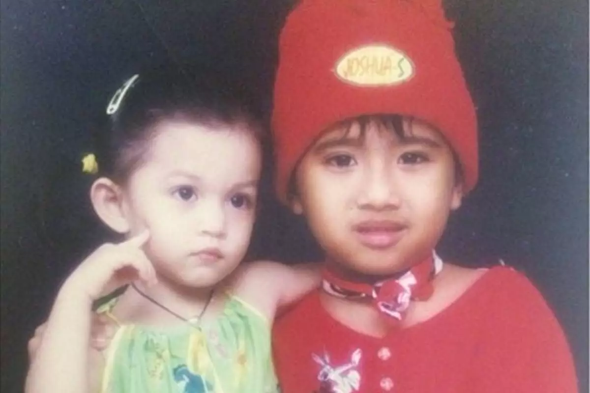 Perempuan cilik samping Joshua ini besarnya jadi aktris cantik dan seksi, ini 11 potret masa kecilnya