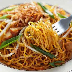 Trik masak mie goreng bekal anti gumpal, tetap terurai sempurna meski sudah dingin