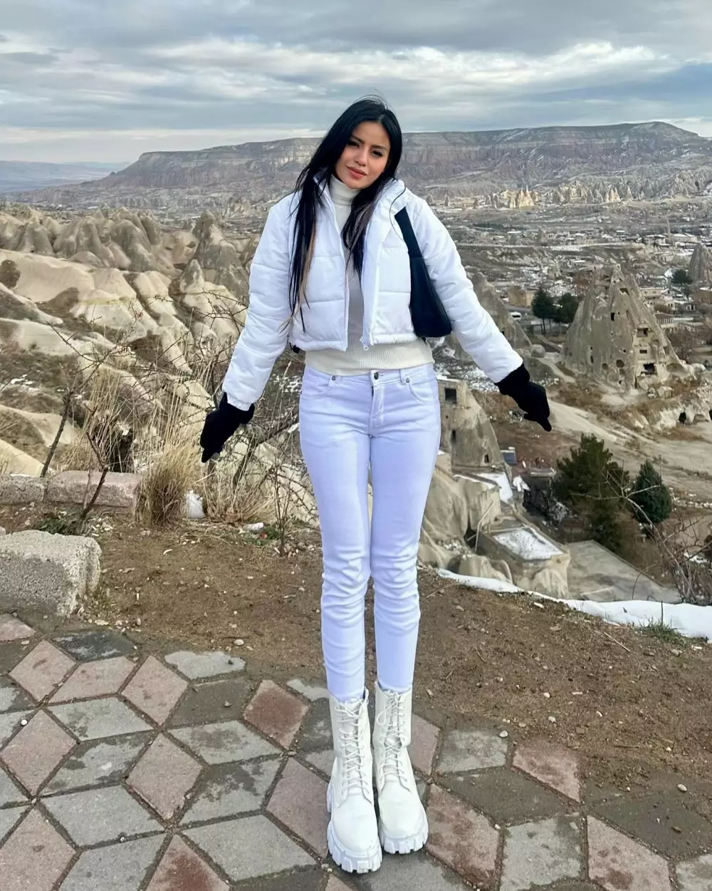 Potret Violentina Kaif tunangan Andrew Andhika © Instagram