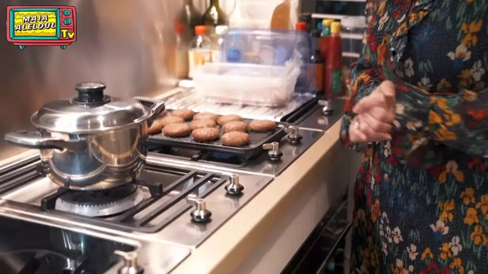 dapur apartemen irwan mussry minimalis © 2024 brilio.net dapur apartemen irwan mussry minimalis © 2024 brilio.net