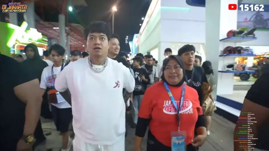 Reza Arap beri sepeda motor untuk pegawai PRJ © YouTube Reza Arap beri sepeda motor untuk pegawai PRJ © YouTube