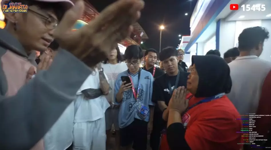 Reza Arap beri sepeda motor untuk pegawai PRJ © YouTube Reza Arap beri sepeda motor untuk pegawai PRJ © YouTube