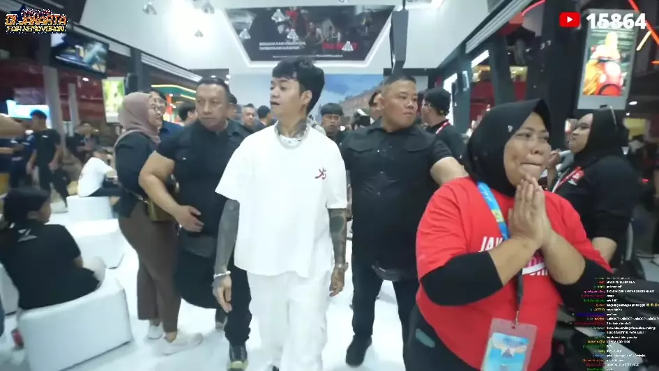 Reza Arap beri sepeda motor untuk pegawai PRJ © YouTube Reza Arap beri sepeda motor untuk pegawai PRJ © YouTube