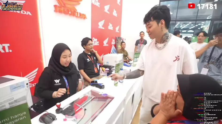 Reza Arap beri sepeda motor untuk pegawai PRJ © YouTube Reza Arap beri sepeda motor untuk pegawai PRJ © YouTube