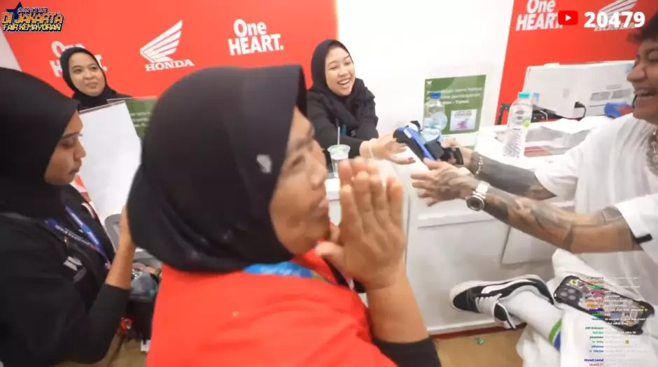 Reza Arap beri sepeda motor untuk pegawai PRJ © YouTube Reza Arap beri sepeda motor untuk pegawai PRJ © YouTube