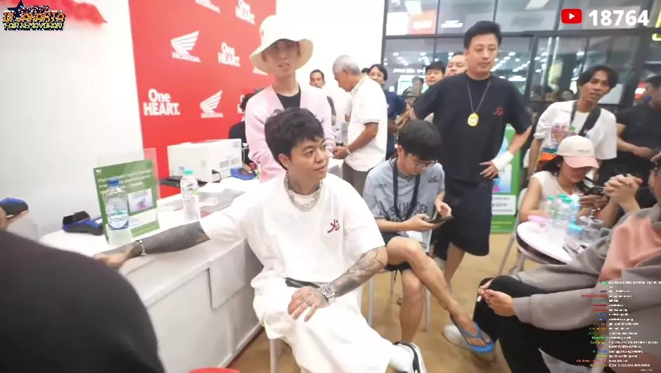 Reza Arap beri sepeda motor untuk pegawai PRJ © YouTube Reza Arap beri sepeda motor untuk pegawai PRJ © YouTube