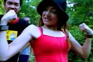 Mengawali karier sebagai model, ini 11 transformasi cewek tank top merah di video klip Sheila On 7