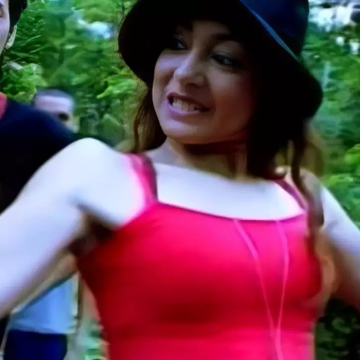 Mengawali karier sebagai model, ini 11 transformasi cewek tank top merah di video klip Sheila On 7