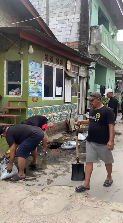 ketua RT 19 tahun gercep pimpin bersih got © TikTok ketua RT 19 tahun gercep pimpin bersih got © TikTok