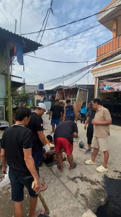 ketua RT 19 tahun gercep pimpin bersih got © TikTok ketua RT 19 tahun gercep pimpin bersih got © TikTok