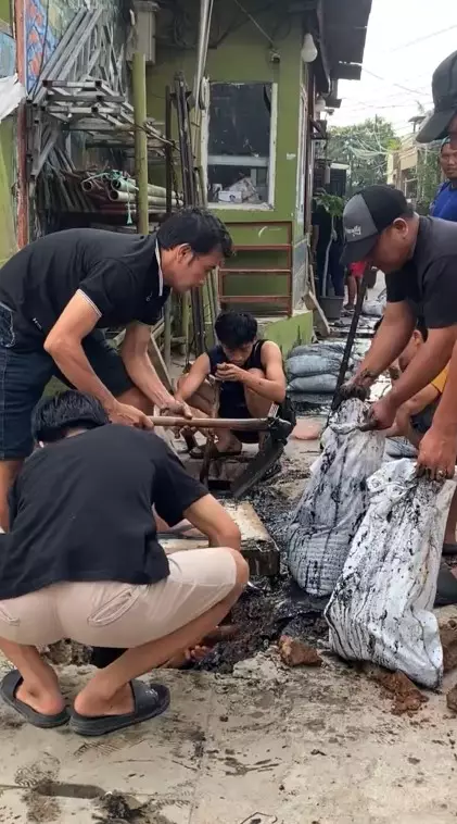 ketua RT 19 tahun gercep pimpin bersih got © TikTok ketua RT 19 tahun gercep pimpin bersih got © TikTok