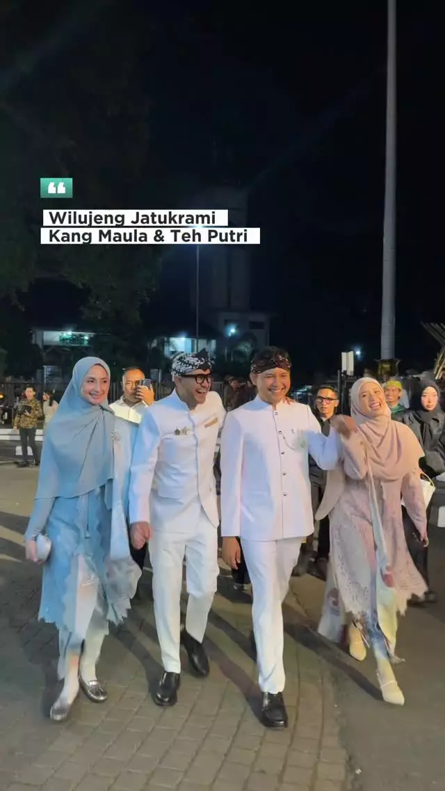 Pesohor hadir di acara resepsi nikahan anak Dedi Mulyadi © 2025 brilio.net Pesohor hadir di acara resepsi nikahan anak Dedi Mulyadi © 2025 brilio.net