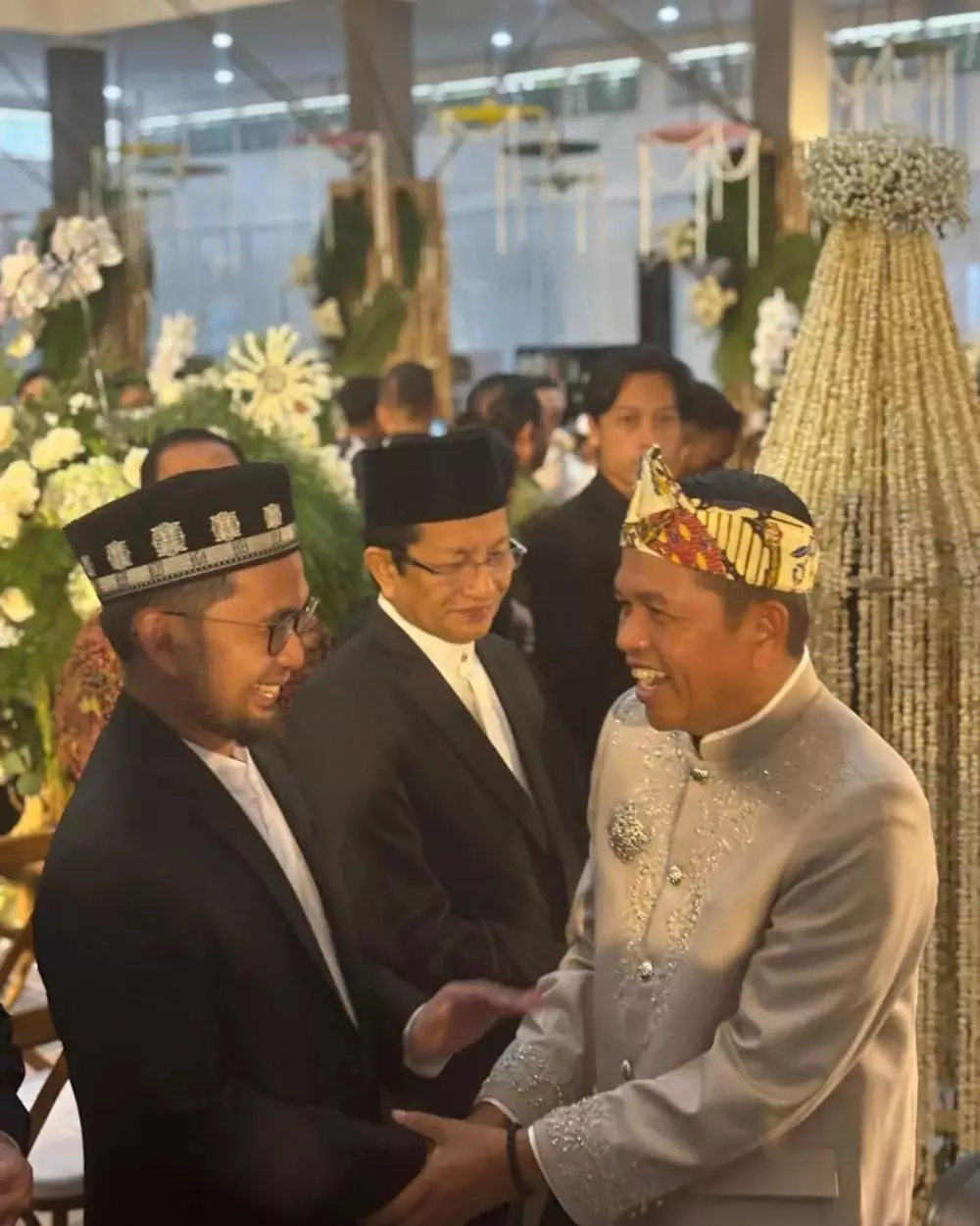 Pesohor hadir di acara resepsi nikahan anak Dedi Mulyadi © 2025 brilio.net Pesohor hadir di acara resepsi nikahan anak Dedi Mulyadi © 2025 brilio.net