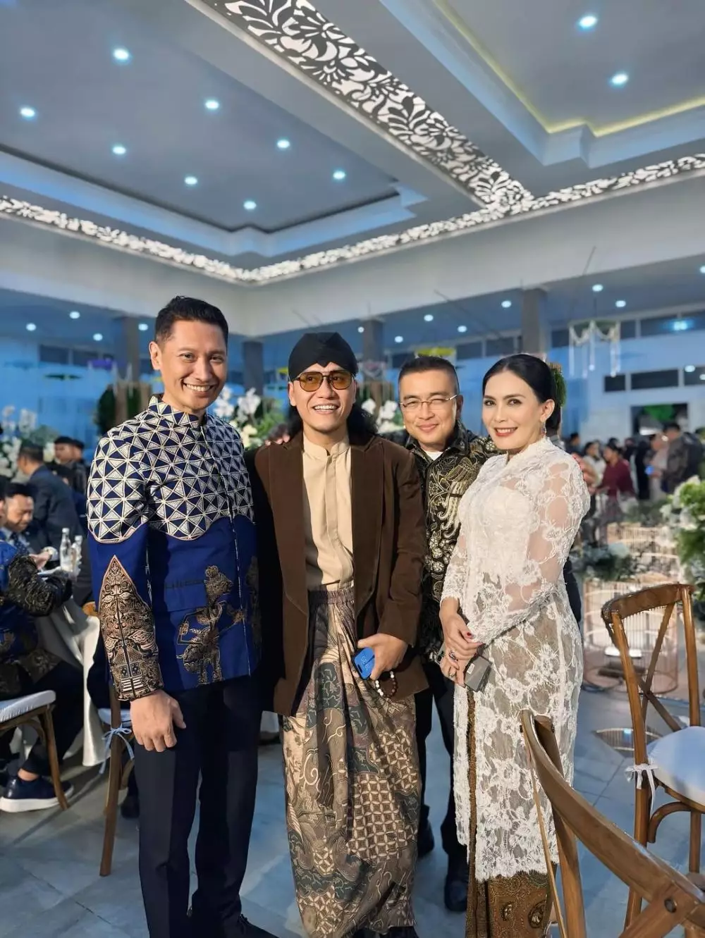 Pesohor hadir di acara resepsi nikahan anak Dedi Mulyadi © 2025 brilio.net Pesohor hadir di acara resepsi nikahan anak Dedi Mulyadi © 2025 brilio.net