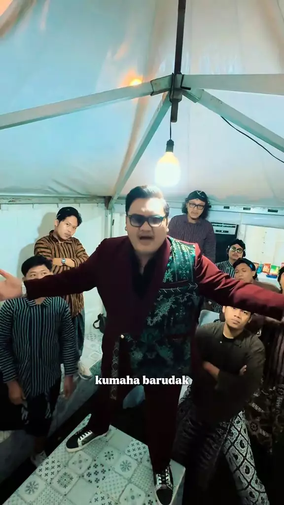 Pesohor hadir di acara resepsi nikahan anak Dedi Mulyadi © 2025 brilio.net Pesohor hadir di acara resepsi nikahan anak Dedi Mulyadi © 2025 brilio.net